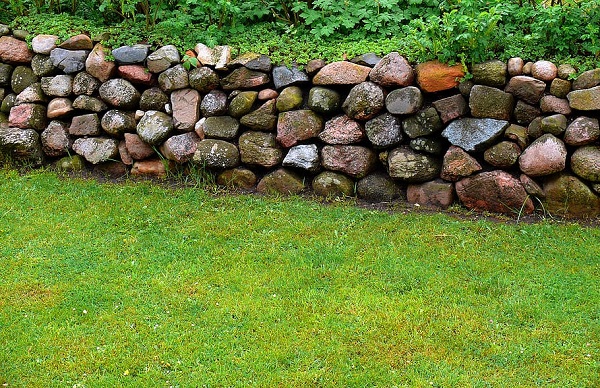 mur en pierre bordure de jardin
